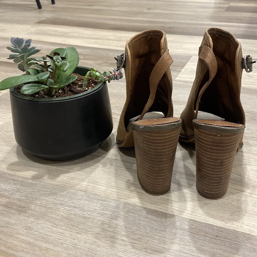 Lucky Brand Heel - Picture 4 of 6
